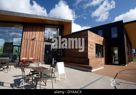 Solar-powered Timber Lodge Cafe à Queen Elizabeth Olympic Park, Londres Banque D'Images