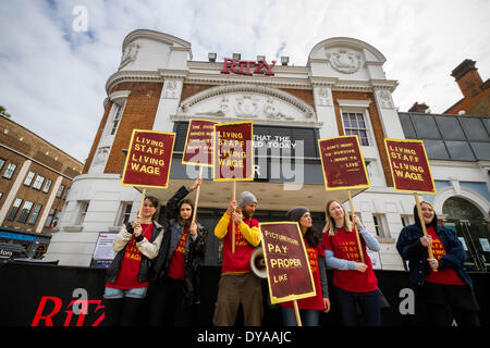 London, UK 11 avr, 2014 .. Ritzy Cinema à Brixton fermé comme les membres de l'union participent à une action de grève Crédit : Guy Josse/Alamy Live News Banque D'Images