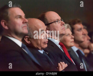 Morges, Suisse. 09 avr, 2014. Abert II Prince de Monaco (à droite) et Ueli Maurer, ministre suisse de la défense (milieu), regarder le dévoilement de Solar Impulse 2 dans . Crédit : Erik Tham/Alamy Live News Banque D'Images