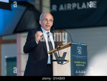 Morges, Suisse. 09 avr, 2014. Ueli Maurer, ministre suisse de la défense lors d'un discours lors de la présentation de Solar Impulse 2 dans . Crédit : Erik Tham/Alamy Live News Banque D'Images