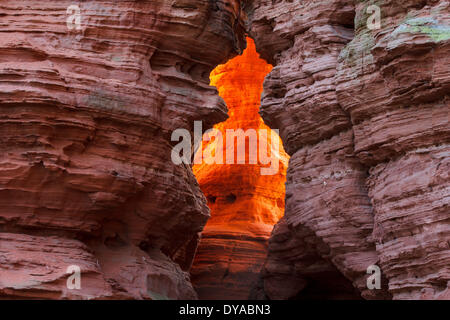 Deux fois par an l'Altschlossfelsen est orange-rouge à Eppenbrunn par l'incident du soleil. Ce phénomène naturel est célébrée chaque année au printemps et en automne. Avril 2013 Banque D'Images