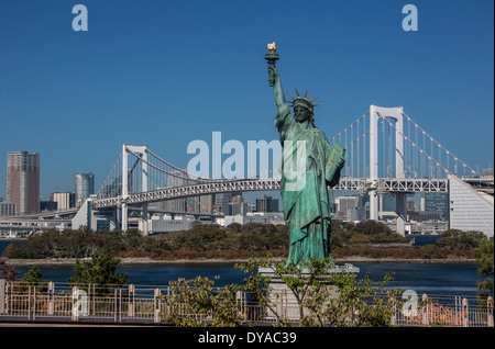 Le Japon, en Asie, Tokyo, ville, quartier d'Odaiba, pont,, à la liberté, arc-en-ciel, statue, touristes, travel Banque D'Images