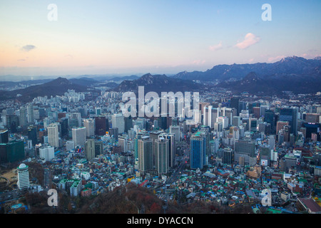 Asie Corée Seoul Myeong-dong architecture soirée central downtown skyline panorama urbain metropolis feux gratte-ciel tour Banque D'Images