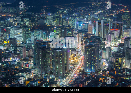 Asie Corée Seoul Myeong-dong architecture soirée central downtown skyline panorama urbain metropolis feux gratte-ciel tour Banque D'Images