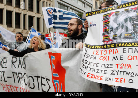 Athènes, Grèce. Apr 11, 2014. Les gens manifester contre la visite d'Angela Merkel en Grèce. Quelque 5 000 agents de police sont en service pour la visite de Mme Merkel, qui parle placer un jour après la Grèce revient sur les marchés internationaux avec une vente d'obligations à 5 ans, après une absence de quatre ans. Aristidis Crédit : Vafeiadakis ZUMAPRESS.com/Alamy/Live News Banque D'Images