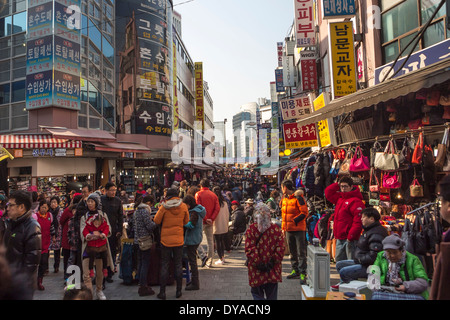 Asie Corée Seoul Myeongdong colorée ville monument populaire rue commerçante marché scène touristique voyage traditionnel peopl Banque D'Images