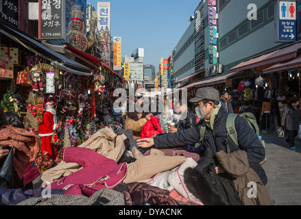 Asie Corée Seoul Myeongdong ville bondé marché coloré de repère populaire rue commerçante de scène traditionnels touristiques trav Banque D'Images