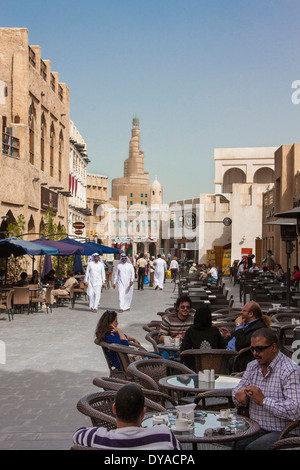 La culture islamique de Doha Qatar Moyen-orient Souk Wakif cafe architecture ville piétonne du centre ancien marché personnes terrasse touris Banque D'Images