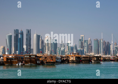 Doha Qatar Moyen-orient baie architecture bâtiments bateaux ville futuriste coloré harbour marina touristique gratte-ciel skyline Banque D'Images