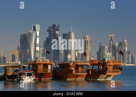 Doha Qatar Moyen-orient baie architecture bâtiments bateaux ville futuriste coloré harbour marina touristique gratte-ciel skyline Banque D'Images