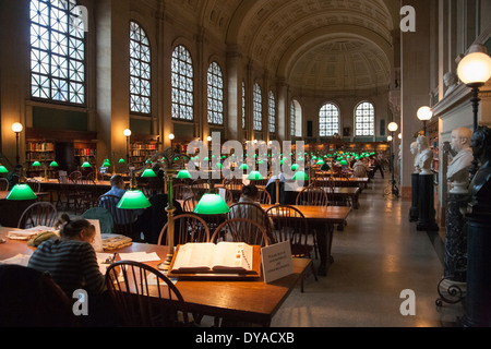 Salle de lecture en bibliothèque publique de Boston, Boston, Massachusetts Banque D'Images