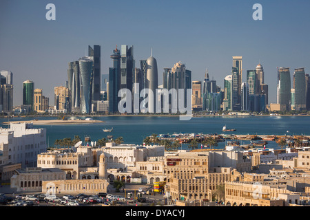 Burj Doha Qatar Moyen-orient bay city architecture contraste coloré corniche vieux minaret futuriste skyline panorama skysc Banque D'Images