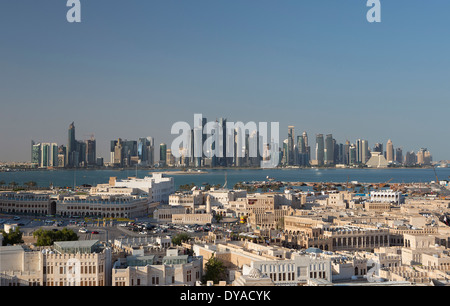 Burj Doha Qatar Moyen-orient bay city architecture contraste coloré corniche vieux minaret futuriste skyline panorama skysc Banque D'Images