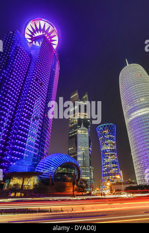 Burj Doha Qatar Moyen-orient World Trade Centre ville architecture futuriste coloré couleurs corniche mouvement feux la nuit, Banque D'Images