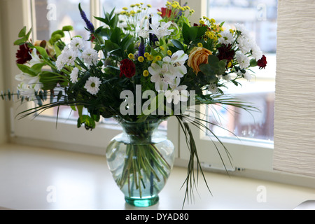 Bouquet de fleurs dans un vase en verre Banque D'Images