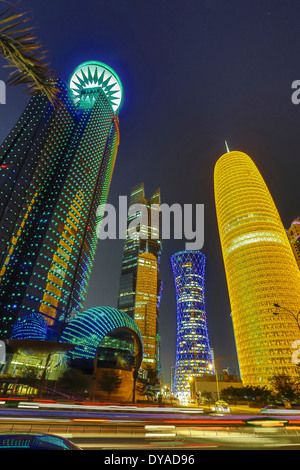 Burj Doha Qatar Moyen-orient World Trade Centre ville architecture futuriste coloré couleurs corniche mouvement feux la nuit, Banque D'Images