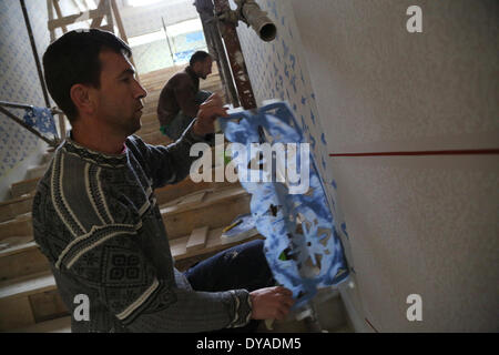 Sarajevo. Apr 11, 2014. Un travailleur fait son travail de réparation à l'intérieur de l'Hôtel de ville de Sarajevo à Sarajevo, Bosnie-Herzégovine le 11 avril 2014. L'Hôtel de ville de Sarajevo a ouvert aux médias le vendredi pour montrer le processus de restauration. Le restpration est normalement jusqu'en juillet. © Haris Memija/Xinhua/Alamy Live News Banque D'Images