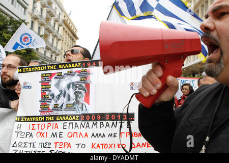 Athènes, Grèce. Apr 11, 2014. Les gens manifester contre la Chancelière Merkel de visite en Grèce. Des milliers de policiers sont en service pour la visite, qui a lieu un jour après que la Grèce est revenu aux marchés internationaux avec une vente d'obligations à 5 ans, après une absence de quatre ans. Aristidis Crédit : Vafeiadakis ZUMAPRESS.com/Alamy/Live News Banque D'Images