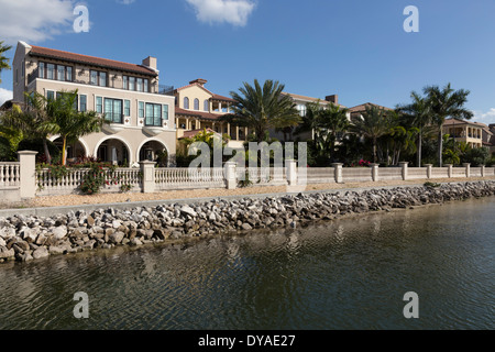 Hôtels particuliers derrière Sea Wall, Tampa FL Banque D'Images