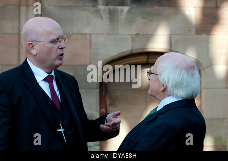 Coventry, West Midlands, England, UK. 11 avril 2014. Le Président irlandais Michael D. Higgins est escorté autour des ruines de l'ancienne cathédrale par Canon Canon David Porter, directeur de la réconciliation, dans le cadre de sa visite à Coventry. Crédit : Colin Underhill/Alamy Live News Banque D'Images