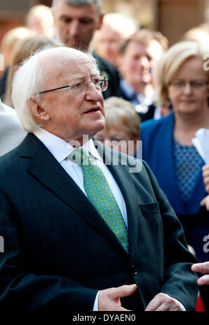 Coventry, West Midlands, England, UK. 11 avril 2014. Le Président irlandais Michael D. Higgins tours les ruines de l'ancienne cathédrale dans le cadre de sa visite à Coventry. Crédit : Colin Underhill/Alamy Live News Banque D'Images