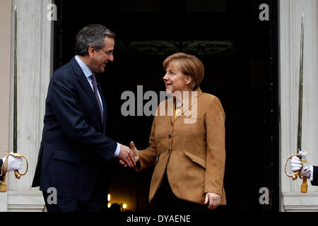 Athènes, Grèce. Apr 11, 2014. Le Premier ministre grec Antonis Samaras (L) accueille la chancelière allemande Angela Merkel à son arrivée au bureau du premier ministre à Athènes, Grèce, le 11 avril 2014. Credit : Kostas Tsironis/Xinhua/Alamy Live News Banque D'Images