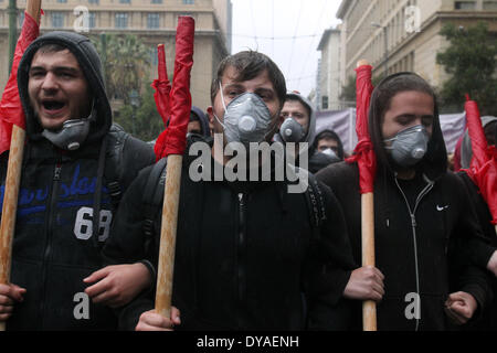 Athènes, Grèce. Apr 11, 2014. Les manifestants crier des slogans contre la visite de la Chancelière allemande Angela Merkel à Athènes, Grèce, le 11 avril 2014. Credit : Marios Lolos/Xinhua/Alamy Live News Banque D'Images