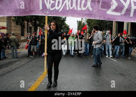 Athènes, Grèce. Apr 11, 2014. Les gens manifester contre la visite d'Angela Merkel en Grèce. Quelque 5 000 agents de police sont en service pour la visite de Mme Merkel, qui parle placer un jour après la Grèce revient sur les marchés internationaux avec une vente d'obligations à 5 ans, après une absence de quatre ans. Aristidis Crédit : Vafeiadakis ZUMAPRESS.com/Alamy/Live News Banque D'Images