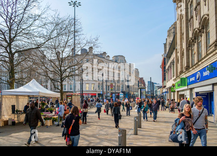 Vue vers le bas de la rue du marché de Piccadilly Gardens dans le centre-ville, Manchestrer, England, UK Banque D'Images