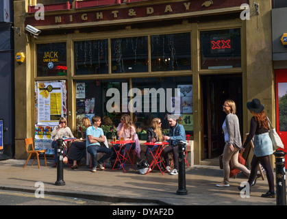 Bar sur Oldham Street dans le quartier du nord, Manchester, Angleterre, RU Banque D'Images