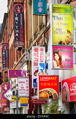 Boutiques et restaurants sur Faulkner Street dans le quartier chinois, Manchester, Angleterre, RU Banque D'Images