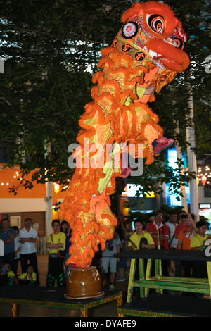 Lion danse exécutée par des adolescents dans un lieu public pendant le Nouvel An chinois 2014. Banque D'Images