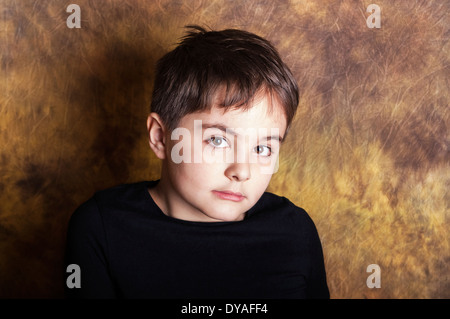Portrait d'un gentil garçon de sept Banque D'Images