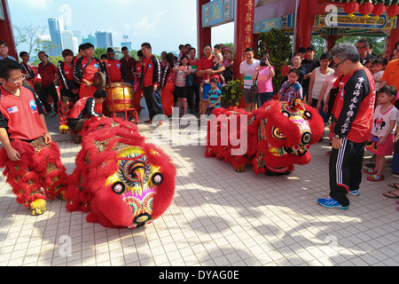 Les spectateurs à regarder la performance de danse du lion à Thean Hou temple à Kuala Lumpur, en Malaisie. Banque D'Images