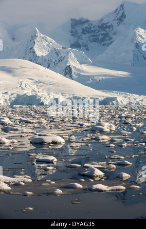 Montagnes depuis le détroit de Gerlache qui sépare l'archipel Palmer de la péninsule Antarctique Banque D'Images