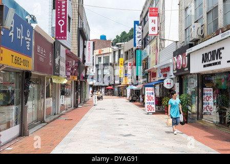 Vue sur une rue piétonne à Yeosu, Corée du Sud avec woman holding shopping bags Banque D'Images