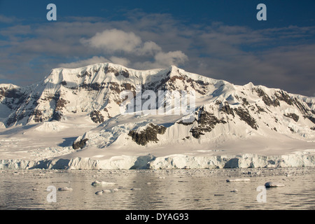 Montagnes depuis le détroit de Gerlache qui sépare l'archipel Palmer de la péninsule Antarctique Banque D'Images
