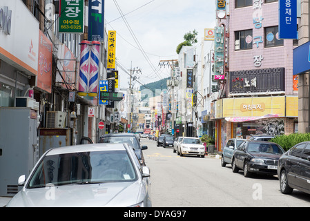 Une rue vide à Yeosu, Corée du Sud avec des voitures, des boutiques et des petits bâtiments Banque D'Images