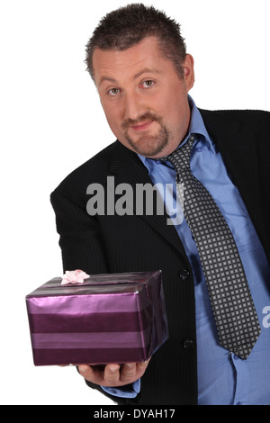 Homme avec paquet de cadeau Banque D'Images