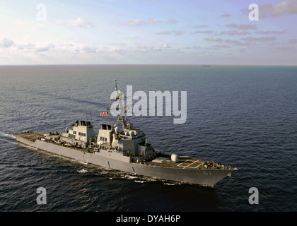 US Navy destroyer lance-missiles USS Ramage traverse la mer Méditerranée le 9 avril 2014. Banque D'Images