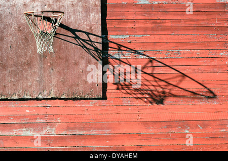 Ancien panneau de basket-ball en milieu rural et à l'extérieur du cerceau Banque D'Images