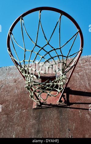 Gros plan du panneau de basket-ball et ancien hoop outdoor Banque D'Images