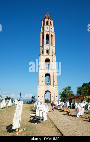 Manaca Iznaga Estate avec tour de table en premier plan la province de Sancti Spiritus Cuba Banque D'Images