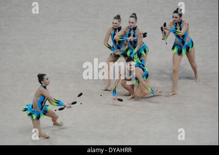 Pesaro, Italie. Apr 11, 2014. La Coupe du Monde de Gymnastique Rythmique FIG série. Le groupe du Canada en action. Credit : Action Plus Sport/Alamy Live News Banque D'Images