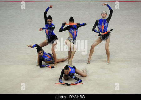 Pesaro, Italie. Apr 11, 2014. La Coupe du Monde de Gymnastique Rythmique FIG série. Le groupe de la Grèce dans l'action. Credit : Action Plus Sport/Alamy Live News Banque D'Images