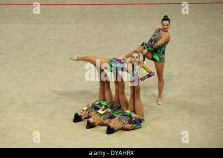 Pesaro, Italie. Apr 11, 2014. La Coupe du Monde de Gymnastique Rythmique FIG série. Le groupe de l'Ukraine dans l'action. Credit : Action Plus Sport/Alamy Live News Banque D'Images