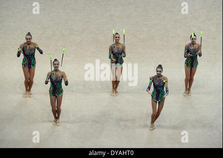 Pesaro, Italie. Apr 11, 2014. La Coupe du Monde de Gymnastique Rythmique FIG série. Le groupe de l'Ukraine dans l'action. Credit : Action Plus Sport/Alamy Live News Banque D'Images