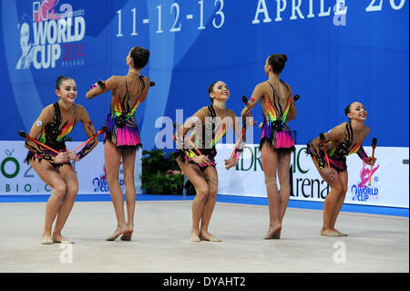 Pesaro, Italie. Apr 11, 2014. La Coupe du Monde de Gymnastique Rythmique FIG série. Le groupe du Bélarus en action. Credit : Action Plus Sport/Alamy Live News Banque D'Images