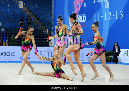 Pesaro, Italie. Apr 11, 2014. La Coupe du Monde de Gymnastique Rythmique FIG série. Le groupe du Bélarus en action. Credit : Action Plus Sport/Alamy Live News Banque D'Images