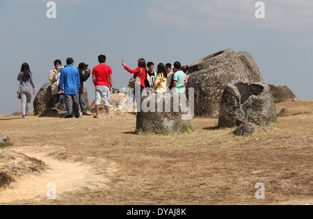 Les jeunes touristes à la Plaine des Jarres au Laos 1 Site Banque D'Images